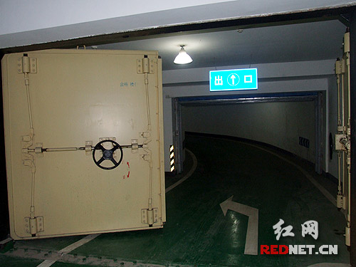 湖南女干部探訪地下生命線 平常車(chē)庫(kù)原是人防工程